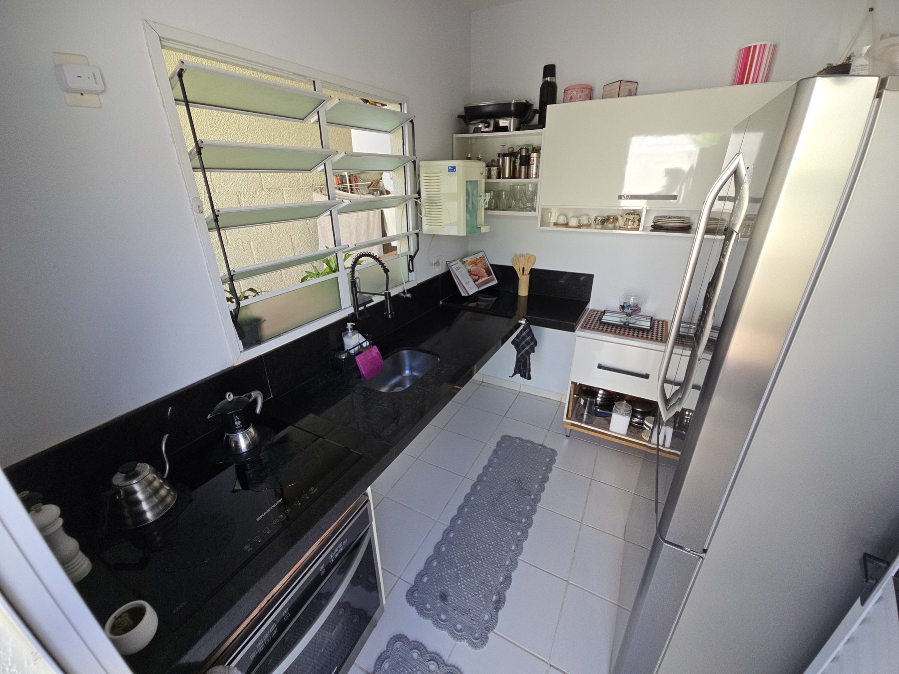 Cozinha planejada com bancada e armários