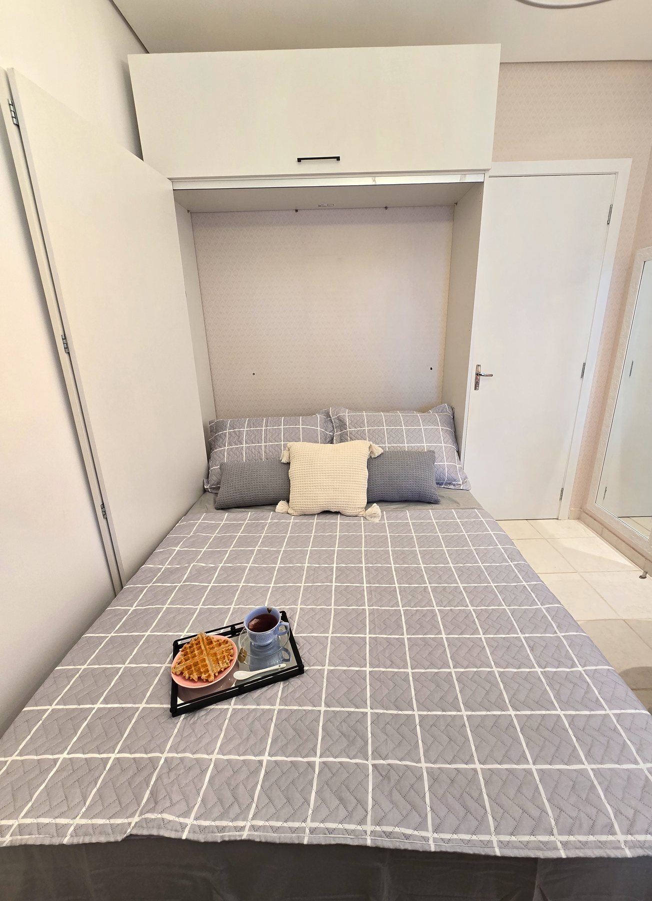 Dormitório multiuso com cama retrátil aberta