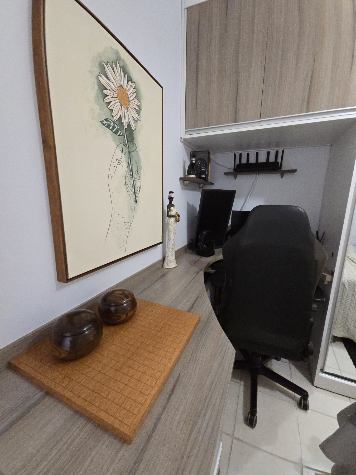 Bancada e armários do home office no dormitório principal