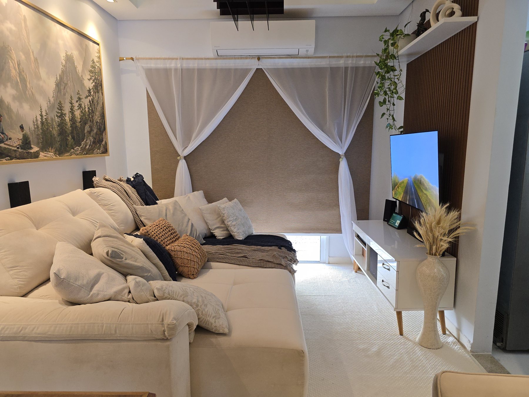 Sala com iluminação, cortinas automatizadas e ar-condicionado
